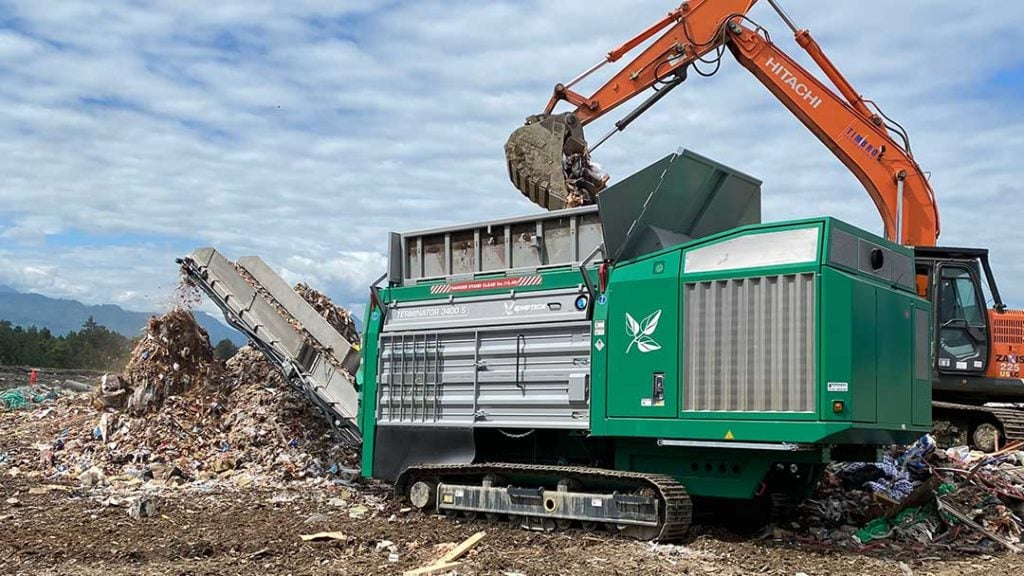 Komptech Terminator 3400 S Shredding waste.