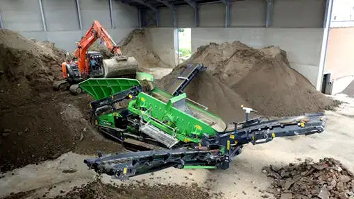 Evoquip Colt 1000 compact screen working inside a building on C&D waste
