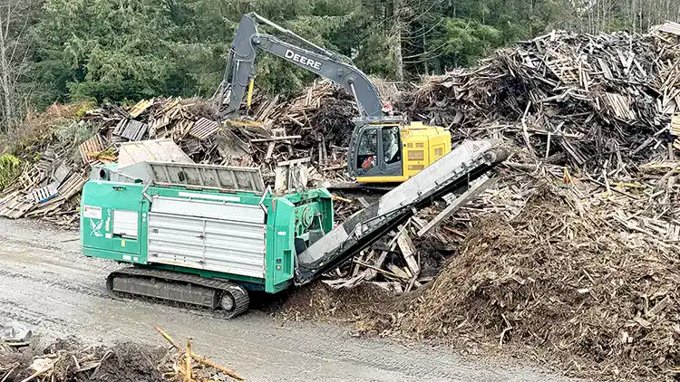Crambo 5000 Low-speed, high-torque, dual-shaft shredder clearing land