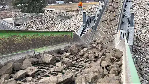 screening-rock-510x287 Aggregate material being screened by a Evoquip Colt scalping Screen